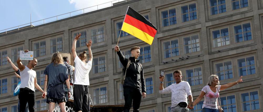 Inmitten der Corona-Pandemie: Demo am Alexanderplatz.
