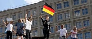 Inmitten der Corona-Pandemie: Demo am Alexanderplatz.