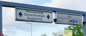 Veraltetes Schild am Autobahndreieck Funkturm mit HInweis auf die 2011 abgerissene Deutschlandhalle.