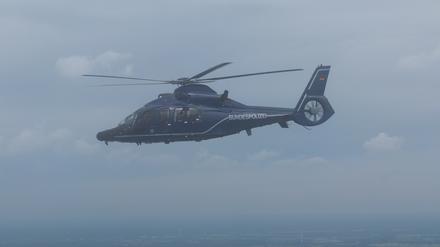 Ein Hubschrauber der Polizei über Berlin.