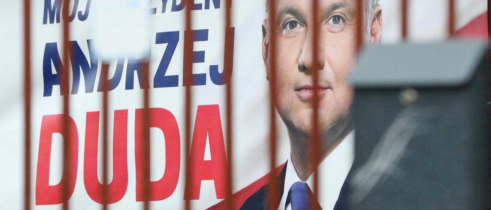 Präsidentenwahl per Brief - nun im Juli statt an diesem Sonntag. Amtsinhaber Andrzej Duda gilt so oder so als Favorit.