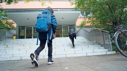 Nach acht Wochen pandemiebedingter Pause sind am Montag rund 28.000 Schülerinnen und Schüler zum Unterricht zurückgekehrt.