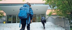 Nach acht Wochen pandemiebedingter Pause sind am Montag rund 28.000 Schülerinnen und Schüler zum Unterricht zurückgekehrt.