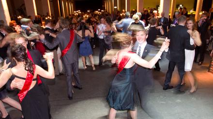 Traditioneller Abiball, aufgenommen im Jahr 2011.