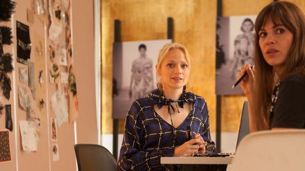 Wer braucht wen? Mavie Hörbiger (l.), Enkelin von Paul Hörbiger, Nichte zweiten Grades von Christiane Hörbiger und Cousine von Christian Tramitz, im ZDF-Drama „Ich brauche euch“ (Montag, 20 Uhr 15).