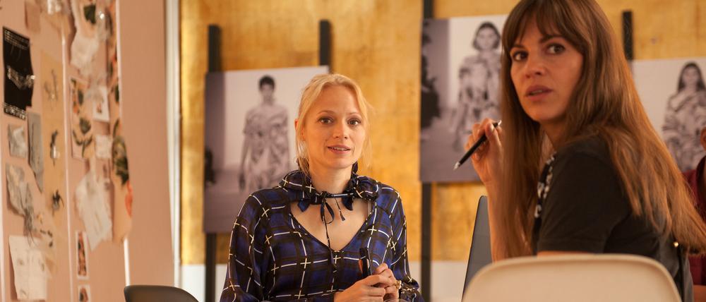 Wer braucht wen? Mavie Hörbiger (l.), Enkelin von Paul Hörbiger, Nichte zweiten Grades von Christiane Hörbiger und Cousine von Christian Tramitz, im ZDF-Drama „Ich brauche euch“ (Montag, 20 Uhr 15).