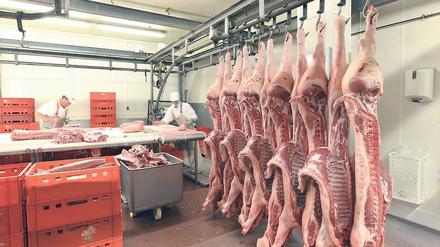 Mahlzeit. 35 Kilo Schweinefleisch verzehrt der Durchschnittsdeutsche im Jahr. Im Moment ist Fleisch billig, doch das wird sich ändern, wenn das Virus Schlachthöfe stilllegt.