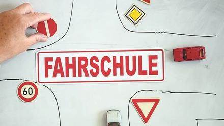 Die Theorie-Stunden bei der Fahrschule muss man bisher vor Ort absolvieren.