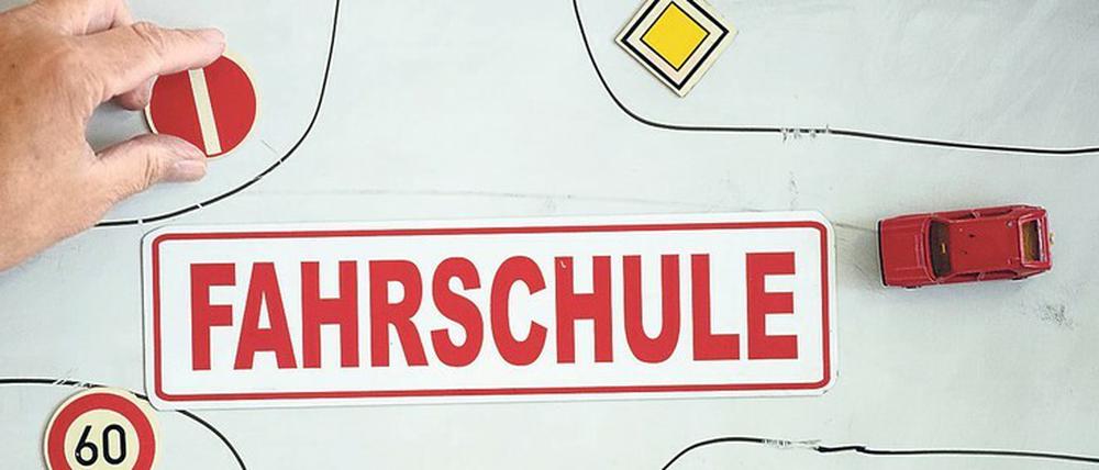 Die Theorie-Stunden bei der Fahrschule muss man bisher vor Ort absolvieren.