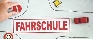Die Theorie-Stunden bei der Fahrschule muss man bisher vor Ort absolvieren.