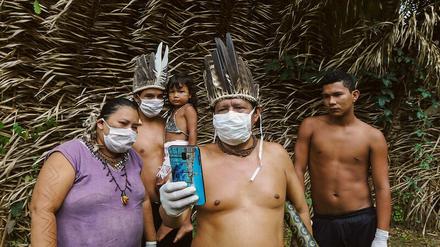 Sprechstunde im Urwald: Ureinwohner der Sahu-Ape-Gemeinschaft kontaktieren einen Arzt per Smartphone. 