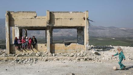 Kinder in den Trümmern einer schwer beschädigten Schule in Syrien