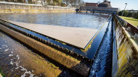 Abwasser fließt in einem Becken der Kläranlage in Kamp-Linfort.