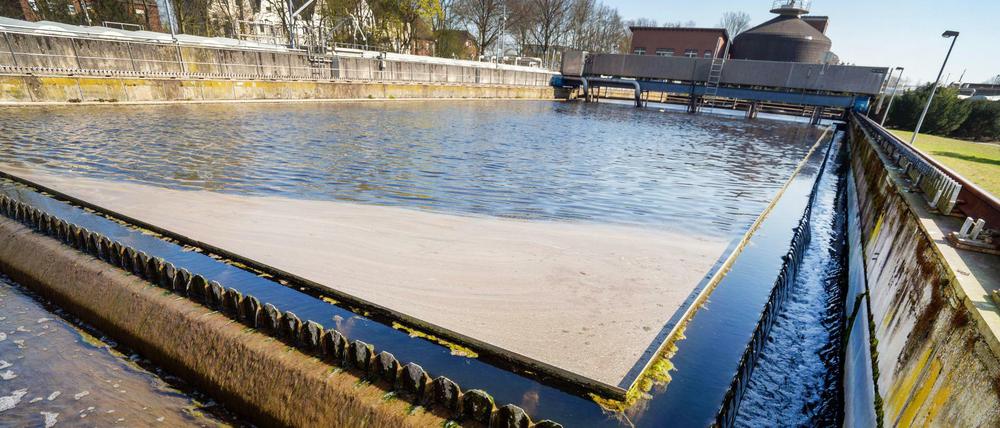 Abwasser fließt in einem Becken der Kläranlage in Kamp-Linfort.