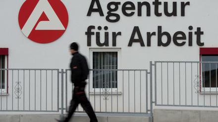 Einige Menschen, die im Niedriglohnsektor arbeiteten, haben ihren Job wegen der Corona-Krise verloren.