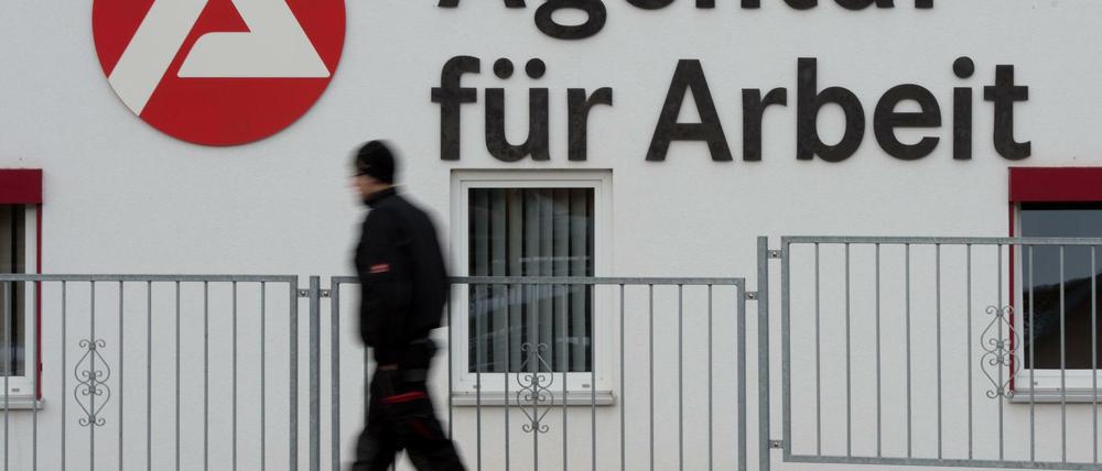 Einige Menschen, die im Niedriglohnsektor arbeiteten, haben ihren Job wegen der Corona-Krise verloren.