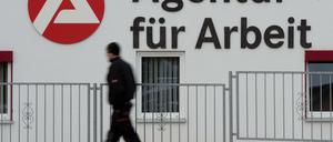 Einige Menschen, die im Niedriglohnsektor arbeiteten, haben ihren Job wegen der Corona-Krise verloren.