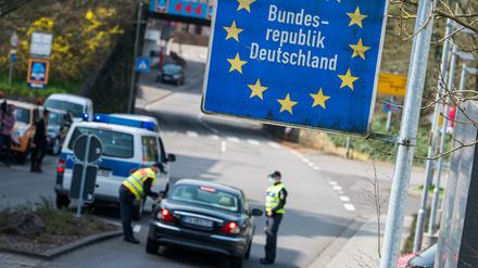 Beamte der Bundespolizei kontrollieren ein französisches Fahrzeug, dass ins saarländischen Grossrosseln fahren will.