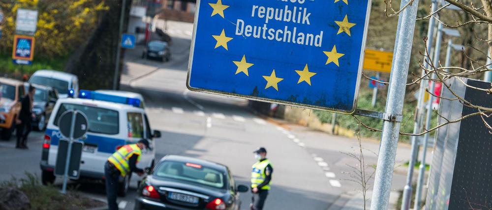 Beamte der Bundespolizei kontrollieren ein französisches Fahrzeug, dass ins saarländischen Grossrosseln fahren will.