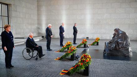 Bundespräsident Frank-Walter Steinmeier, Kanzlerin Angela Merkel, Bundesratspräsident Dietmar Woidke, Bundestagspräsident Wolfgang Schäuble und der Präsident des Bundesverfassungsgerichts, Andreas Vosskuhle, beim Gedenken zum 75. Jahrestag des Kriegsendes in Deutschland an der Neuen Wache Unter den Linden in Berlin.