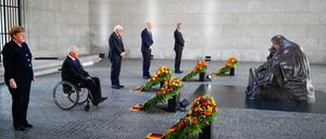 Bundespräsident Frank-Walter Steinmeier, Kanzlerin Angela Merkel, Bundesratspräsident Dietmar Woidke, Bundestagspräsident Wolfgang Schäuble und der Präsident des Bundesverfassungsgerichts, Andreas Vosskuhle, beim Gedenken zum 75. Jahrestag des Kriegsendes in Deutschland an der Neuen Wache Unter den Linden in Berlin.