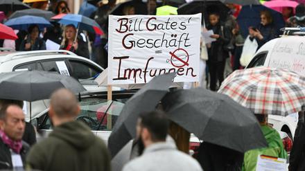 Viele Corona-Verschwörungsmythen richten sich gegen Bill Gates, wie hier auf einer Demo am 09.05.2020 in Frankfurt am Main.