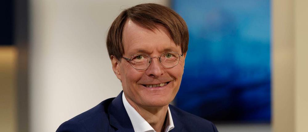 Karl Lauterbach hat ganz schön viele TV-Auftritte, findet unser Kolumnist. Alle aufzuzählen, würde hier den Rahmen sprengen.