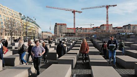Für Berlin-Touristen ist ein Gang durch das Holocaust-Mahnmal ein wichtiger Programmpunkt ihrer Hauptstadtvisite.