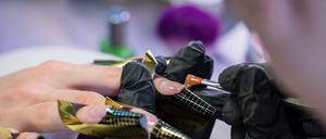 Auch Nagel- und Sonnenstudios dürfen wieder öffnen. Als ein Problem für viele Mitarbeiterinnen und Kundinnen entpuppt sich die weiterhin fehlende Kinderbetreuung.