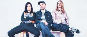 Mel, Chris und Ziggy (von links) sind die Band Shirley Holmes.