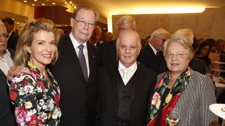 Jutta Adler (rechts) mit ihrem Mann Witiko, Dirigent Daniel Barenboim und Violinistin Anne-Sophie Mutter in der Berliner Philharmonie anlässlich des 100 -jährigen Jubiläums der Konzertdirektion Adler.