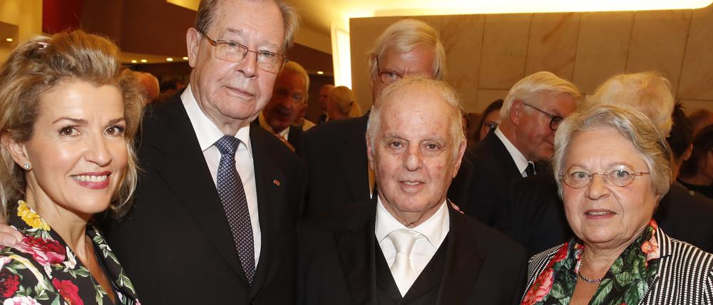 Jutta Adler (rechts) mit ihrem Mann Witiko, Dirigent Daniel Barenboim und Violinistin Anne-Sophie Mutter in der Berliner Philharmonie anlässlich des 100 -jährigen Jubiläums der Konzertdirektion Adler.