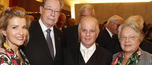 Jutta Adler (rechts) mit ihrem Mann Witiko, Dirigent Daniel Barenboim und Violinistin Anne-Sophie Mutter in der Berliner Philharmonie anlässlich des 100 -jährigen Jubiläums der Konzertdirektion Adler.