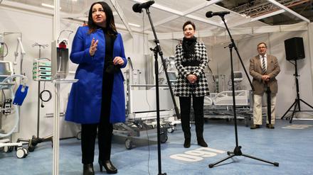 Gesundheitssenatorin Dilek Kalayci (SPD), Andrea Grebe, Vorsitzende der Geschäftsführung der Vivantes Kliniken und Günther Jonitz, Chef der Ärztekammer, bei der Eröffnung.