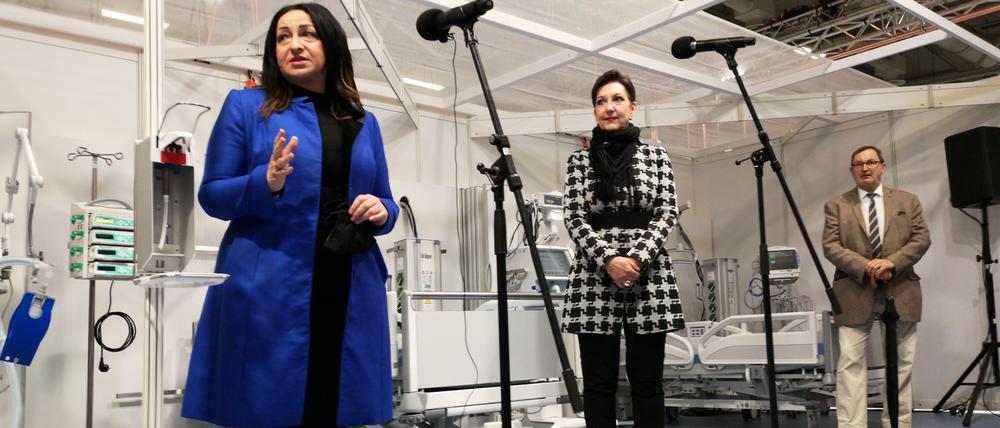 Gesundheitssenatorin Dilek Kalayci (SPD), Andrea Grebe, Vorsitzende der Geschäftsführung der Vivantes Kliniken und Günther Jonitz, Chef der Ärztekammer, bei der Eröffnung. 