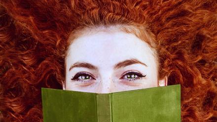 Mundschutz mal anders: Momentan lesen sich die Menschen gegenseitig so aufmerksam wie sonst nur ihre Bücher. 