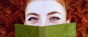 Mundschutz mal anders: Momentan lesen sich die Menschen gegenseitig so aufmerksam wie sonst nur ihre Bücher.