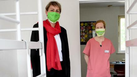 Senatorin Elke Breitenbach (Die Linke, l) und Luise Rust, Koordinatorin für die Quarantänestation für Obdachlose.
