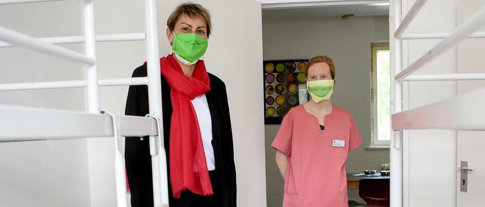 Senatorin Elke Breitenbach (Die Linke, l) und Luise Rust, Koordinatorin für die Quarantänestation für Obdachlose.