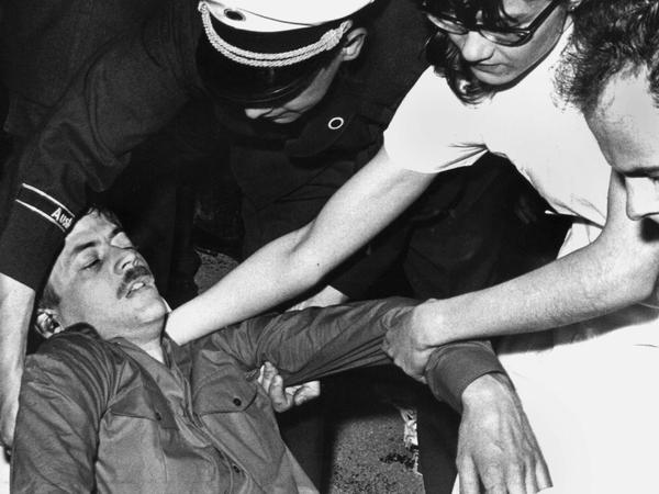 Benno Ohnesorg am 2. Juni 1967 nach dem letztlich tödlichen Polizeischuss.