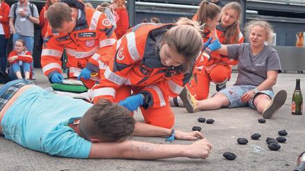 Hier üben ehrenamtliche Sanitätshelfer der Johanniter die Behandlung nach einem Unfall. Jetzt haben sie Zwangspause.