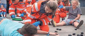 Hier üben ehrenamtliche Sanitätshelfer der Johanniter die Behandlung nach einem Unfall. Jetzt haben sie Zwangspause.