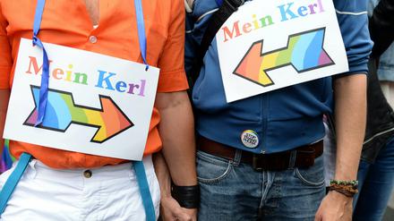 In Deutschland sagen 45 Prozent der Befragten, sie würden es vermeiden, mit ihren gleichgeschlechtlichen Partner Hand in Hand zu gehen.
