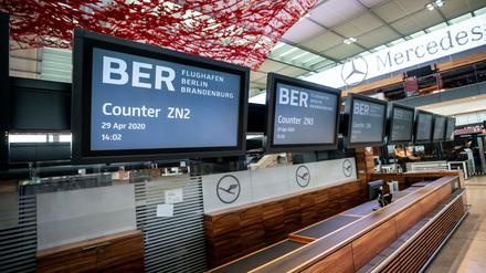 Monitore leuchten in der Abflughalle des neuen Flughafens Berlin-Brandenburg Willy Brandt, kurz: BER.