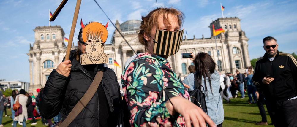 Teilnehmer mit einer Maske, Mund-Nasenschutz und Marionettengestänge demonstrieren zusammen mit mehreren hundert Menschen vor dem Reichstagsgebäude gegen eine Impfpflicht und gegen die Freiheitseinschränkenden Maßnahmen der Bundesregierung gegen die Ausbreitung des Coronavirus.