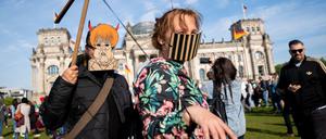 Teilnehmer mit einer Maske, Mund-Nasenschutz und Marionettengestänge demonstrieren zusammen mit mehreren hundert Menschen vor dem Reichstagsgebäude gegen eine Impfpflicht und gegen die Freiheitseinschränkenden Maßnahmen der Bundesregierung gegen die Ausbreitung des Coronavirus.