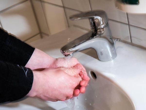 70 Mal am Tag. Händewaschen so heiß, dass er danach jedes Mal Wundsalbe auftragen muss.