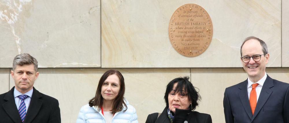 Der britische Botschafter Sebastian Wood (ganz rechts) mit der neuen Gedenktafel