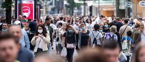 Zahlreiche Passanten sind auf der Schildergasse, einer der Haupteinkaufsstraßen Kölns, unterwegs.