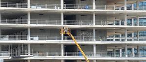 Entschleunigung am Bau. Ämter begleiten alle Bauphasen – mit Genehmigungen von der Planung bis zur Abnahme. Daran hapert es, weil Mitarbeiter abgezogen sind oder im Homeoffice sitzen, will der Senat nun die Amtsfristen sogar noch verlängern.